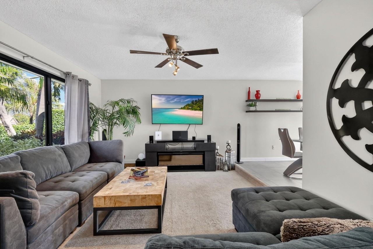 3876 Nw 8th St - Photo 6 of 50