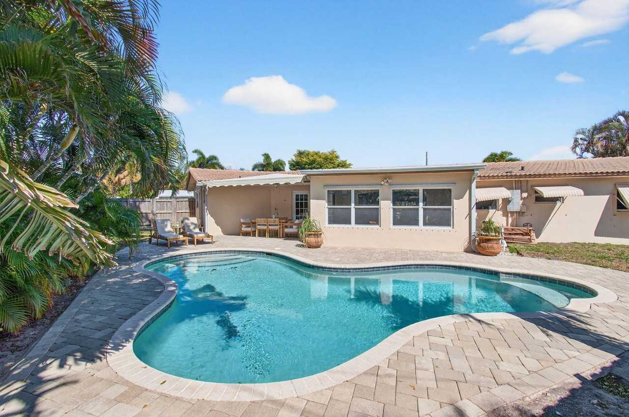 301 Se 8th Ave - Photo 2 of 50