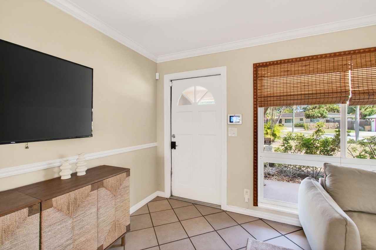 301 Se 8th Ave - Photo 4 of 50