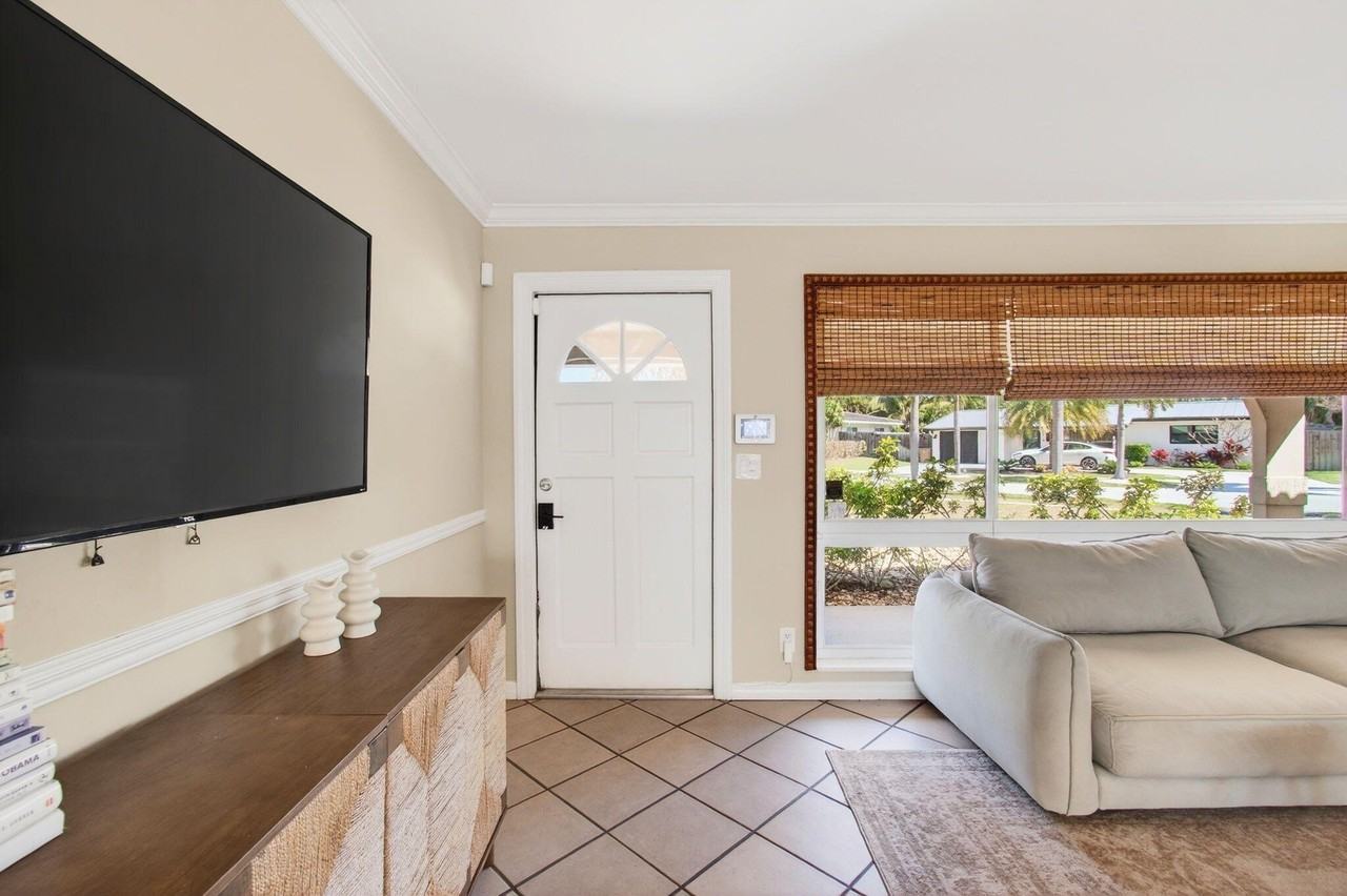 301 Se 8th Ave - Photo 5 of 50