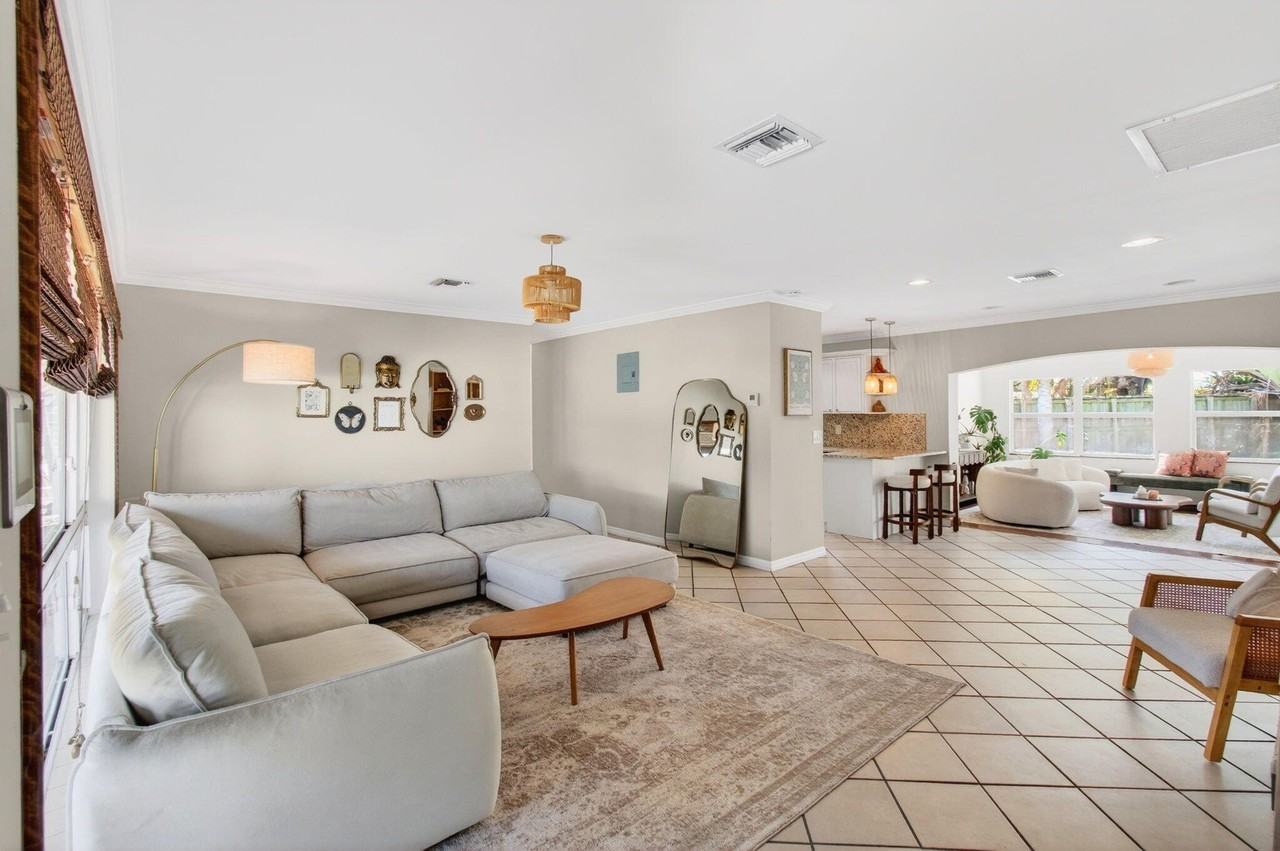 301 Se 8th Ave - Photo 6 of 50