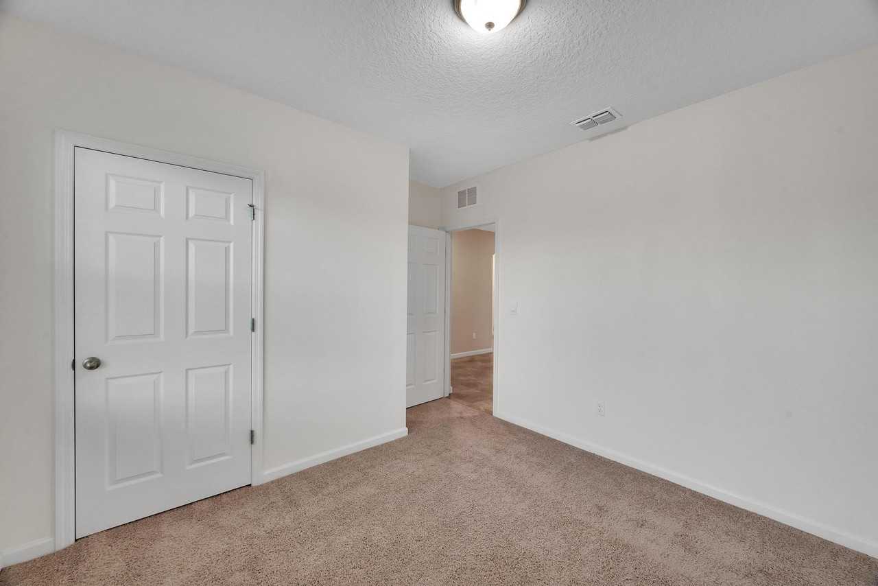 2538 Se Rock Springs Dr - Photo 4 of 23