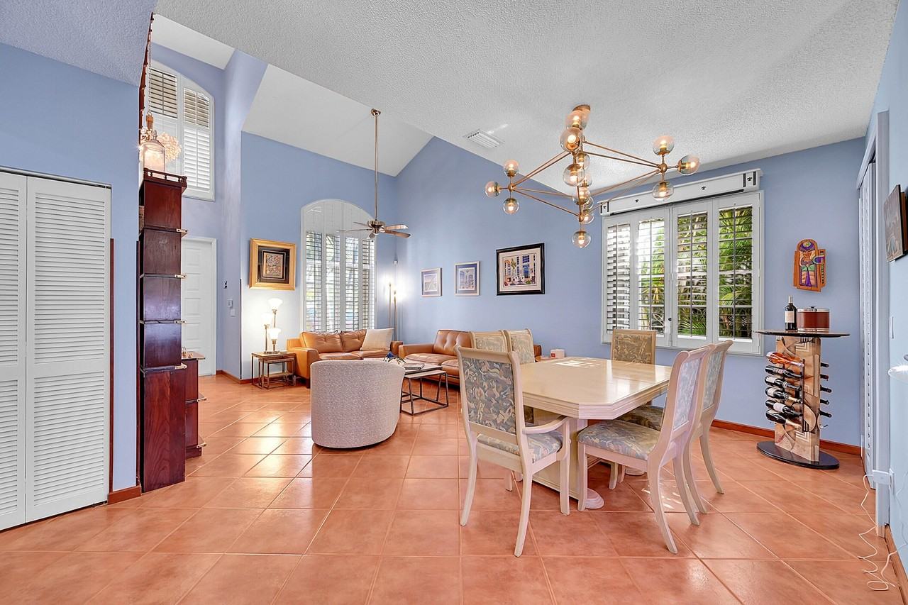 2922 Port Royale Ln S - Photo 7 of 41