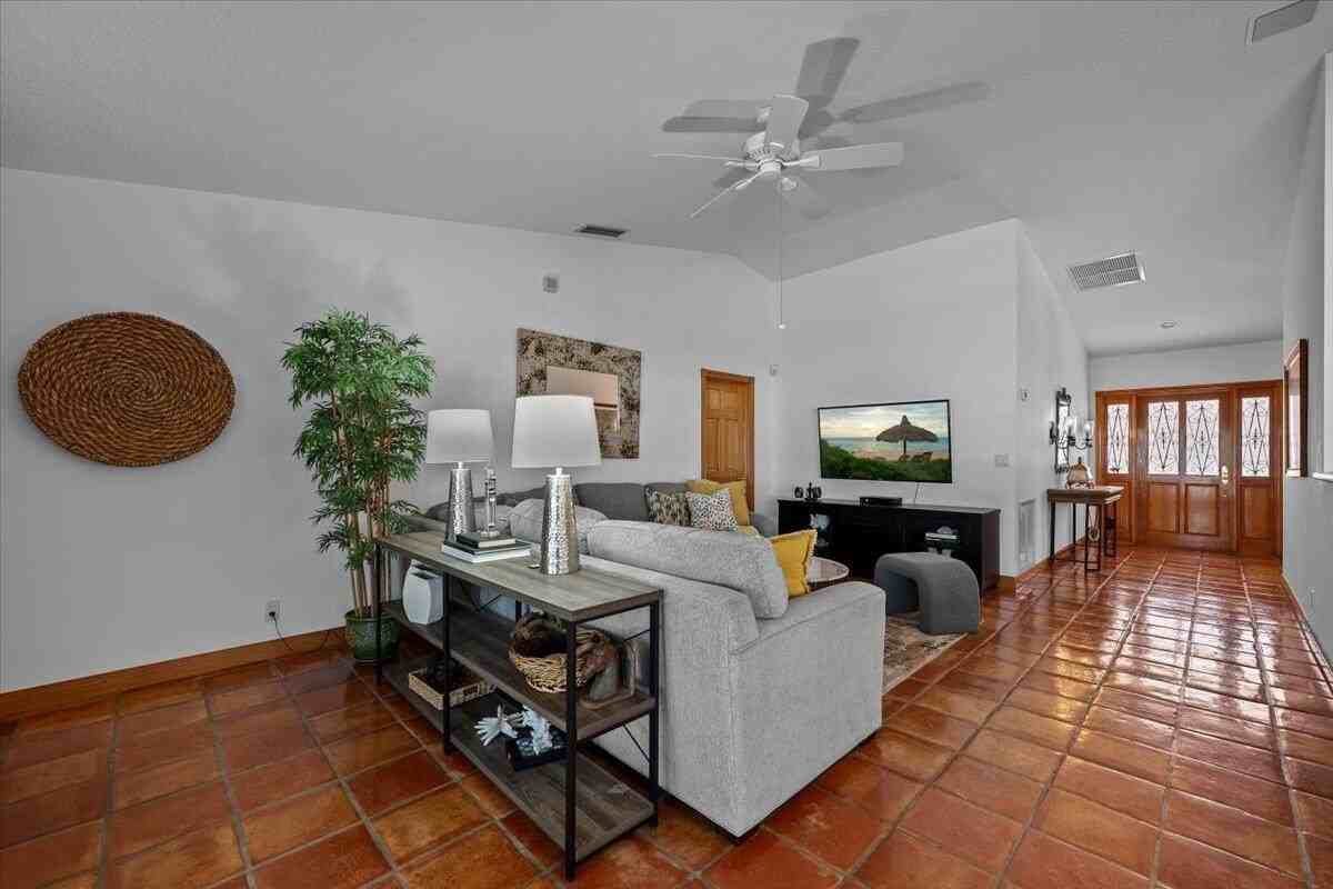 103 Olympus Cir - Photo 6 of 37