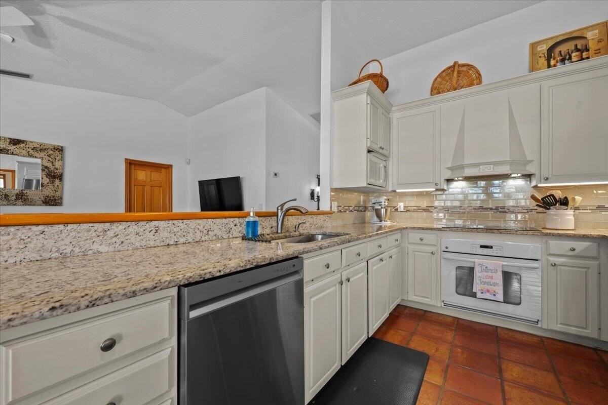 103 Olympus Cir - Photo 7 of 37