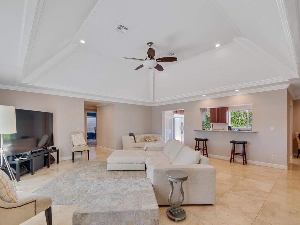 527 E Causeway Blvd - Photo 2 of 29