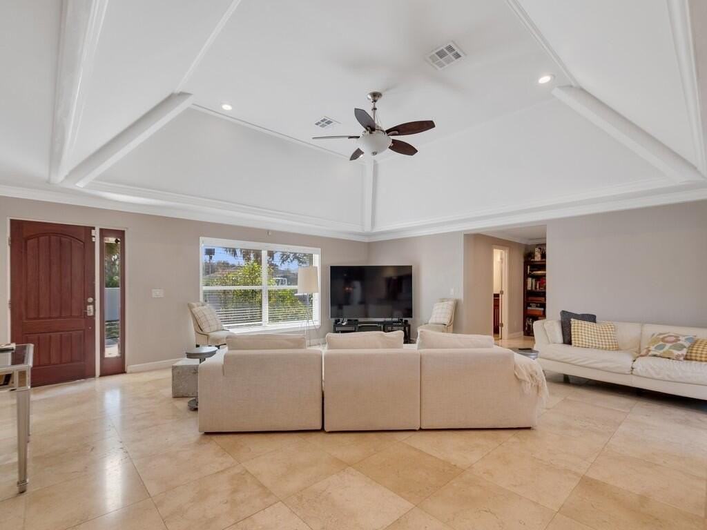 527 E Causeway Blvd - Photo 3 of 29