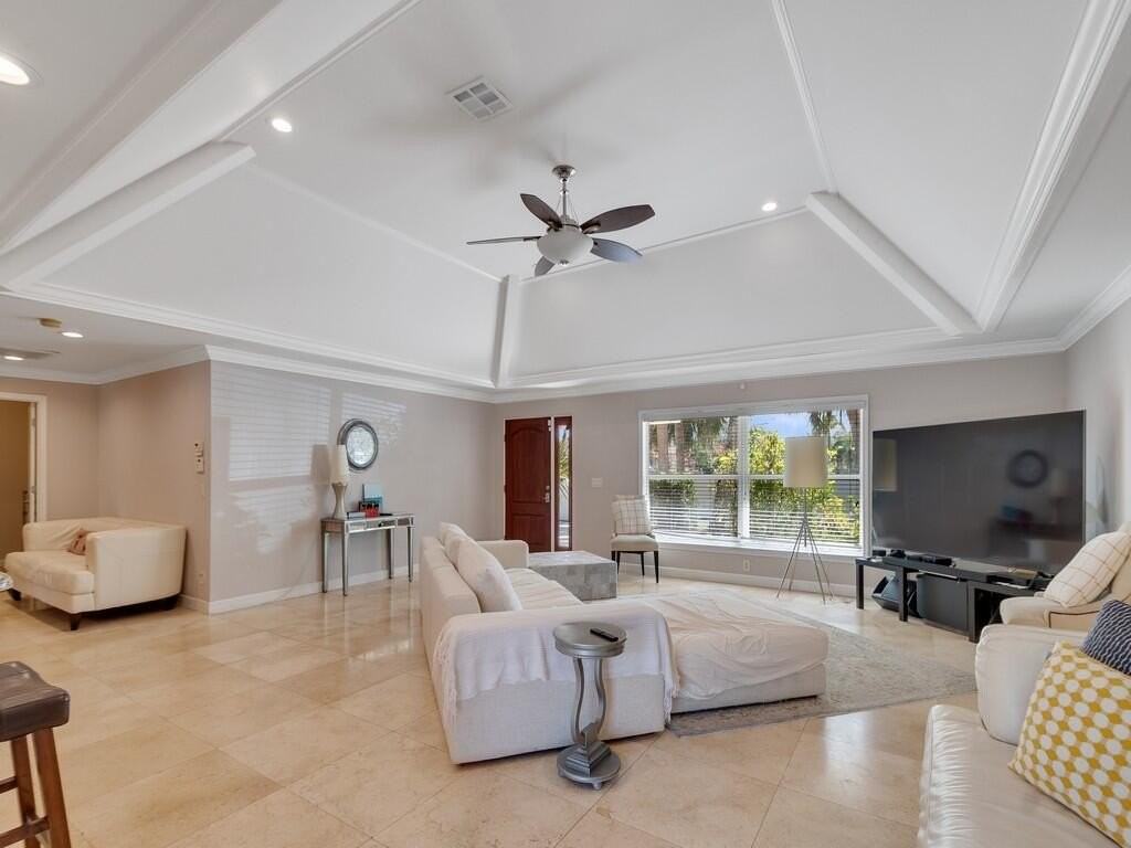 527 E Causeway Blvd - Photo 4 of 29