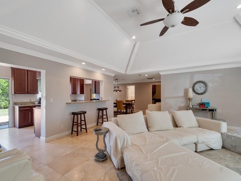 527 E Causeway Blvd - Photo 5 of 29