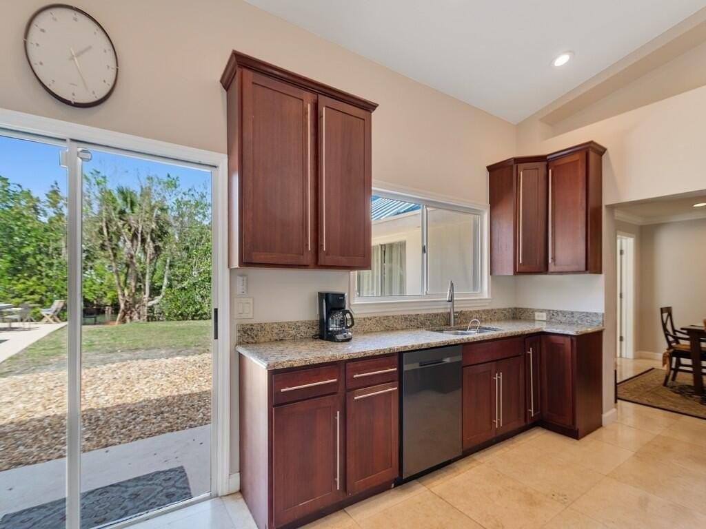 527 E Causeway Blvd - Photo 7 of 29