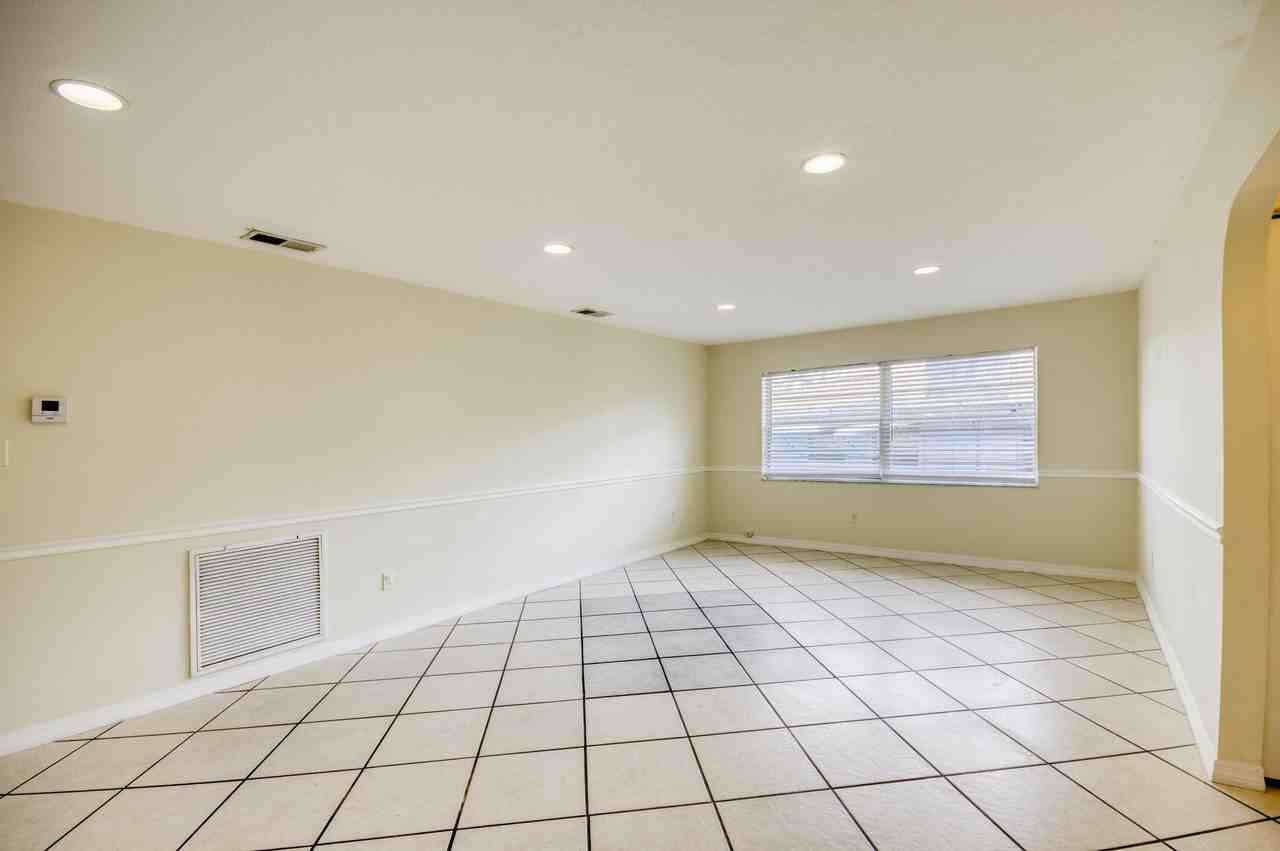 2074 Se Doverbrook St - Photo 4 of 33