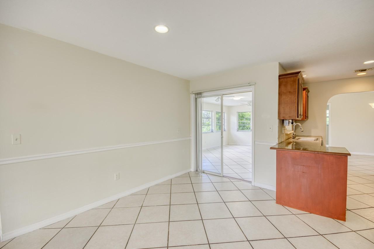 2074 Se Doverbrook St - Photo 6 of 33