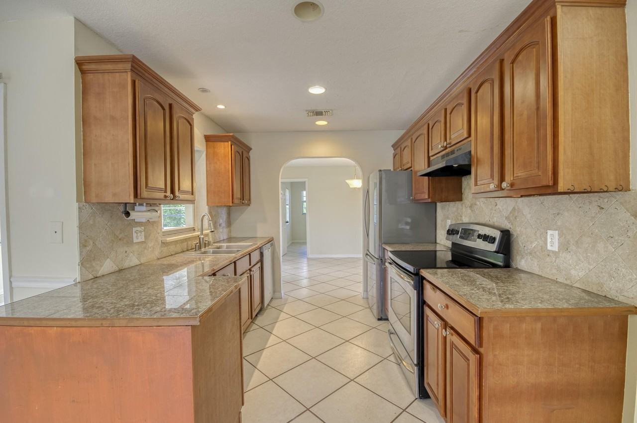 2074 Se Doverbrook St - Photo 7 of 33