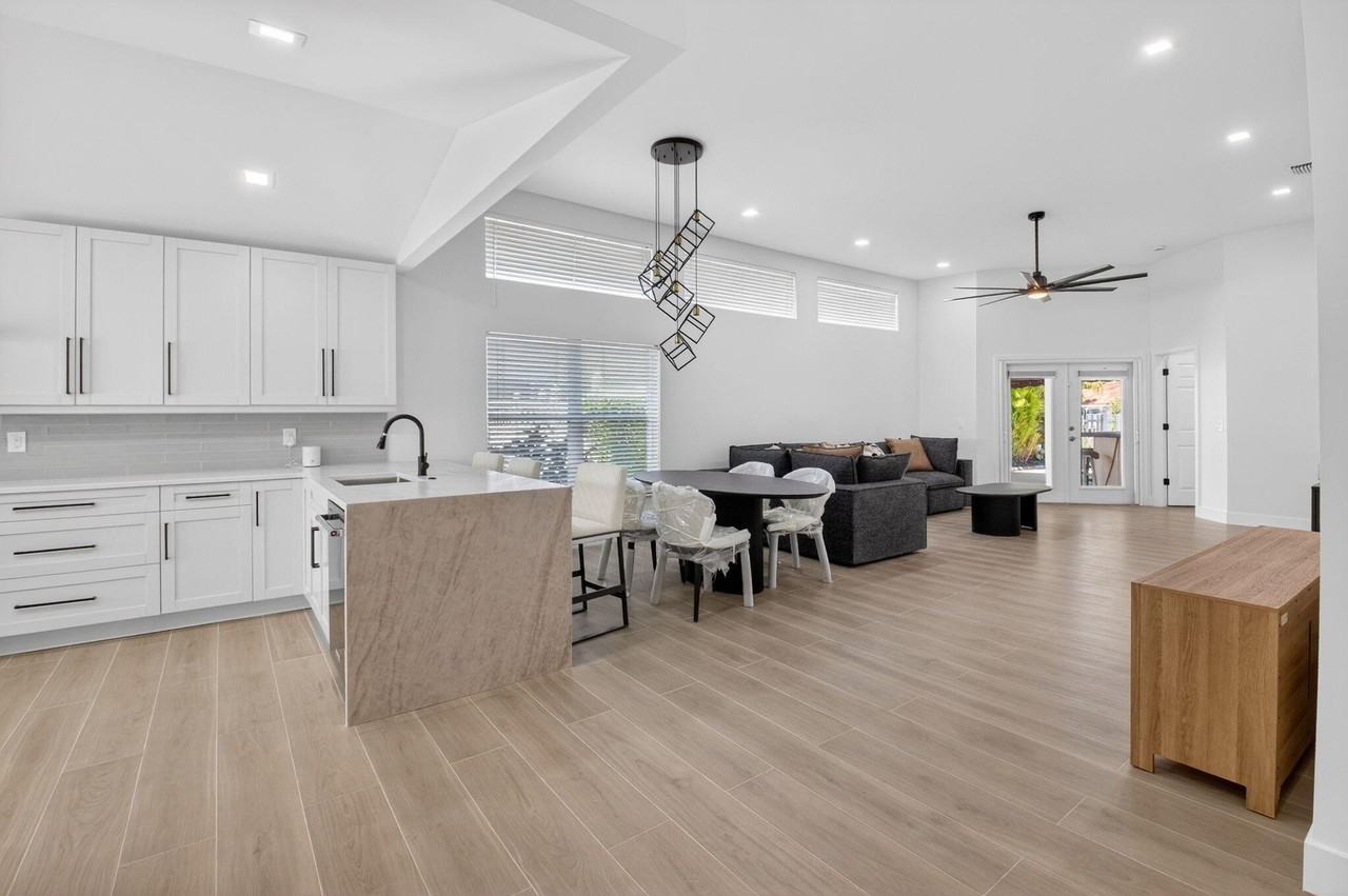 1095 Anchor Pt - Photo 4 of 50