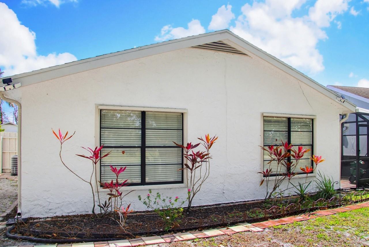 4567 Brook Dr - Photo 3 of 38