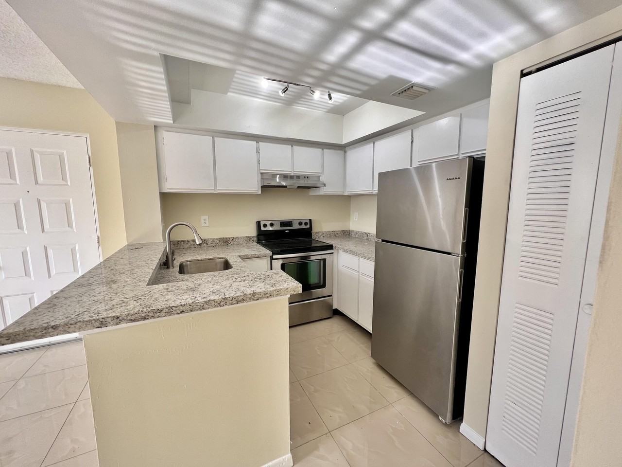 752 Executive Center Dr Apt 33 - Photo 2 of 23