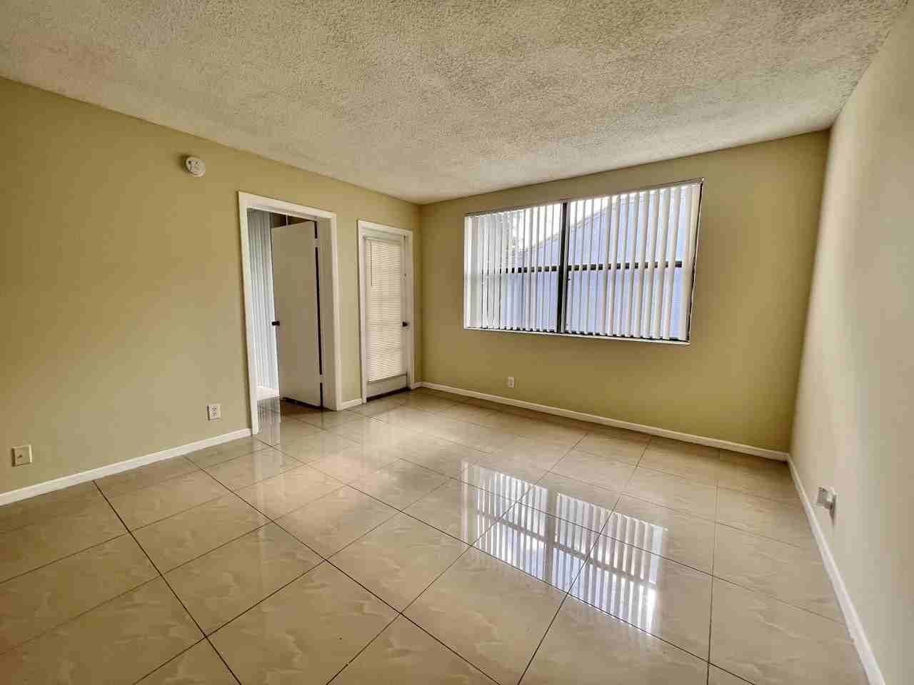 752 Executive Center Dr Apt 33 - Photo 4 of 23