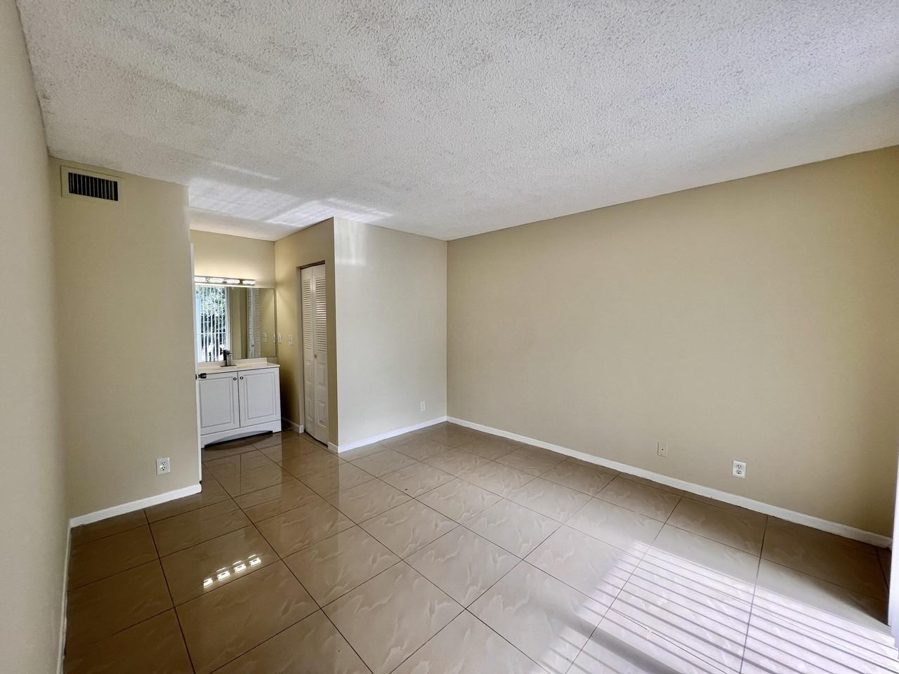 752 Executive Center Dr Apt 33 - Photo 7 of 23