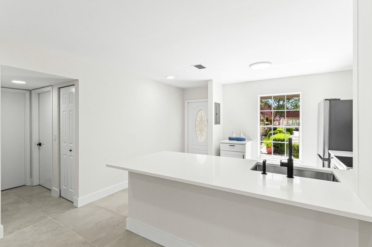 733 Nantucket Cir - Photo 3 of 38