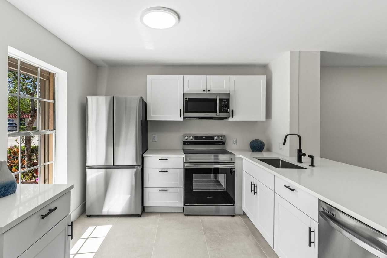 733 Nantucket Cir - Photo 4 of 38