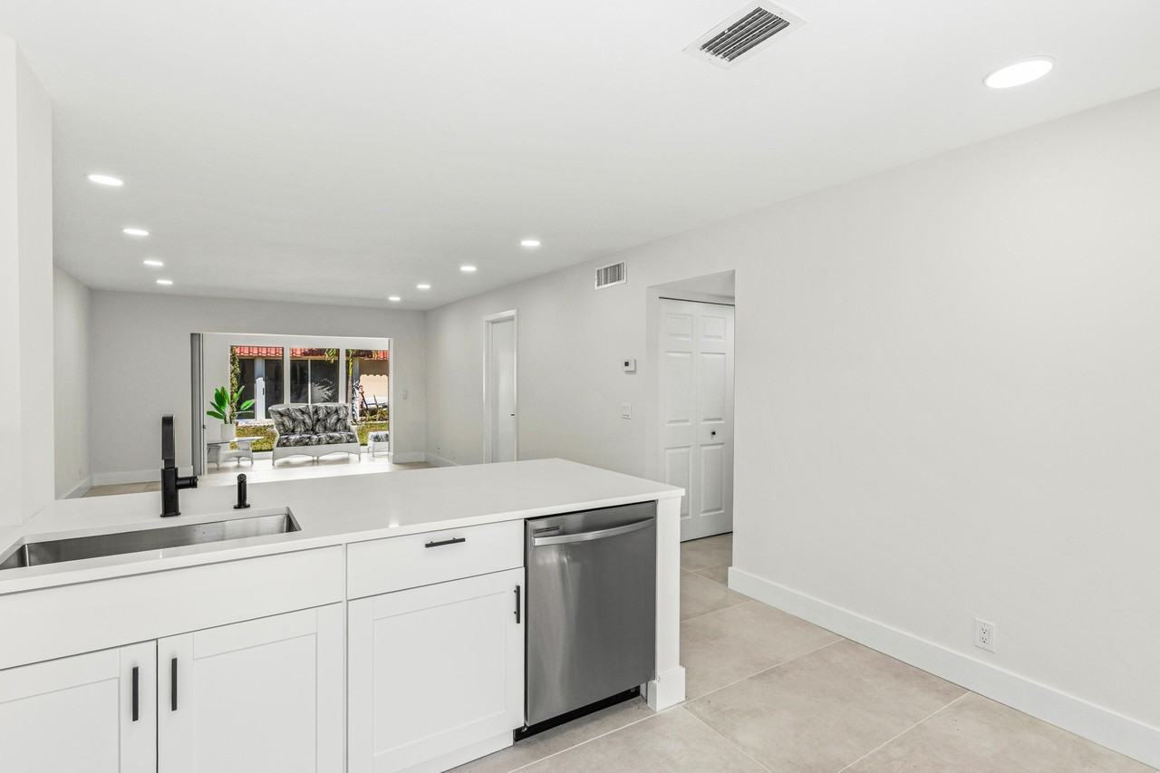 733 Nantucket Cir - Photo 5 of 38