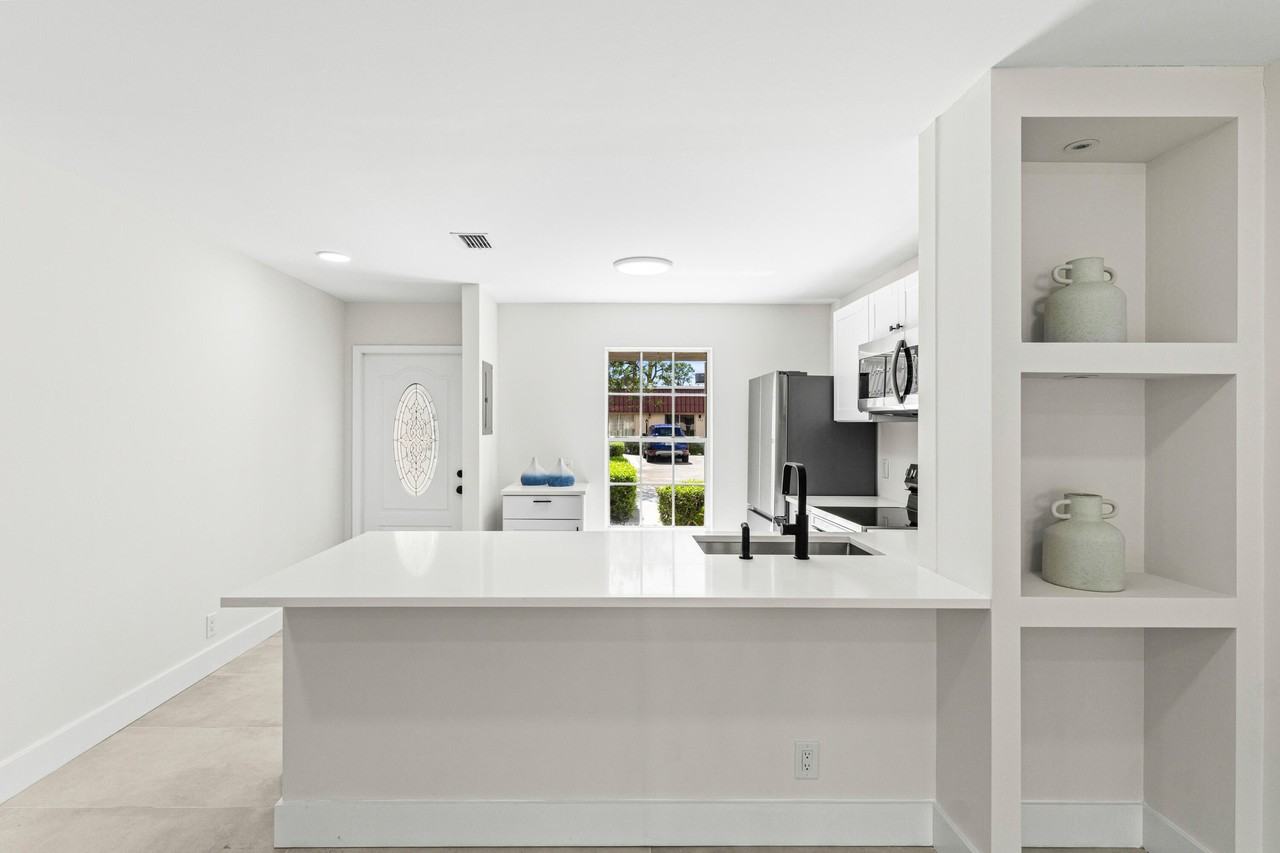 733 Nantucket Cir - Photo 6 of 38