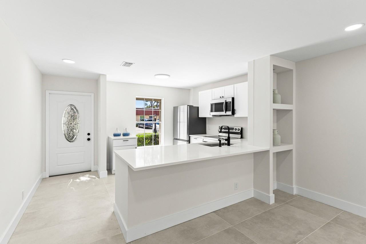 733 Nantucket Cir - Photo 7 of 38