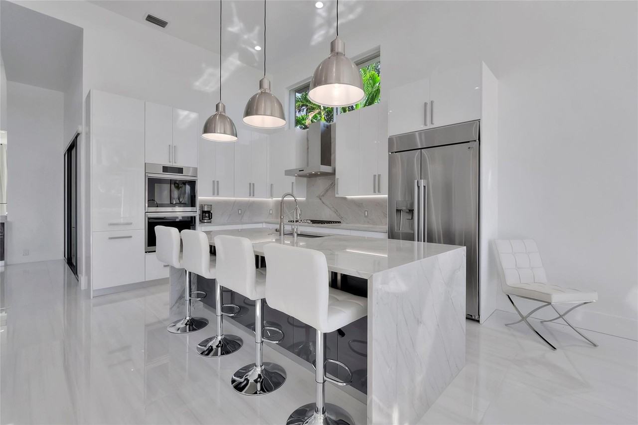 4088 Nw Briarcliff Cir - Photo 2 of 36