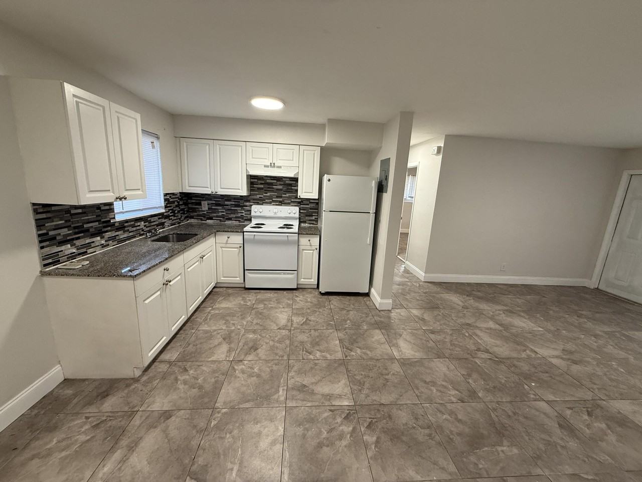 1231 W River Dr Apt 1-4 - Photo 3 of 15