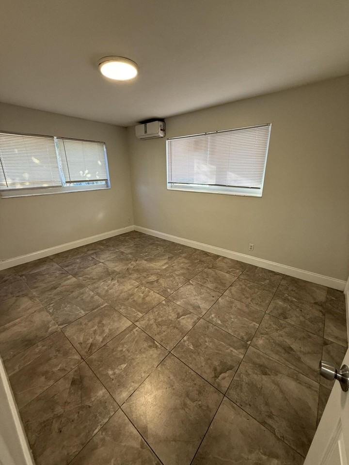 1231 W River Dr Apt 1-4 - Photo 7 of 15