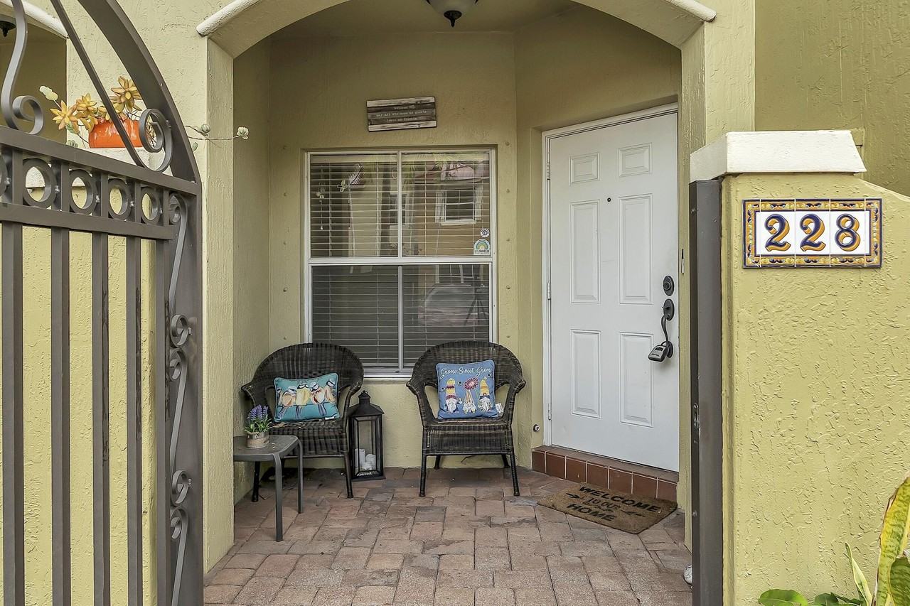 228 Lake Monterey Cir - Photo 4 of 48