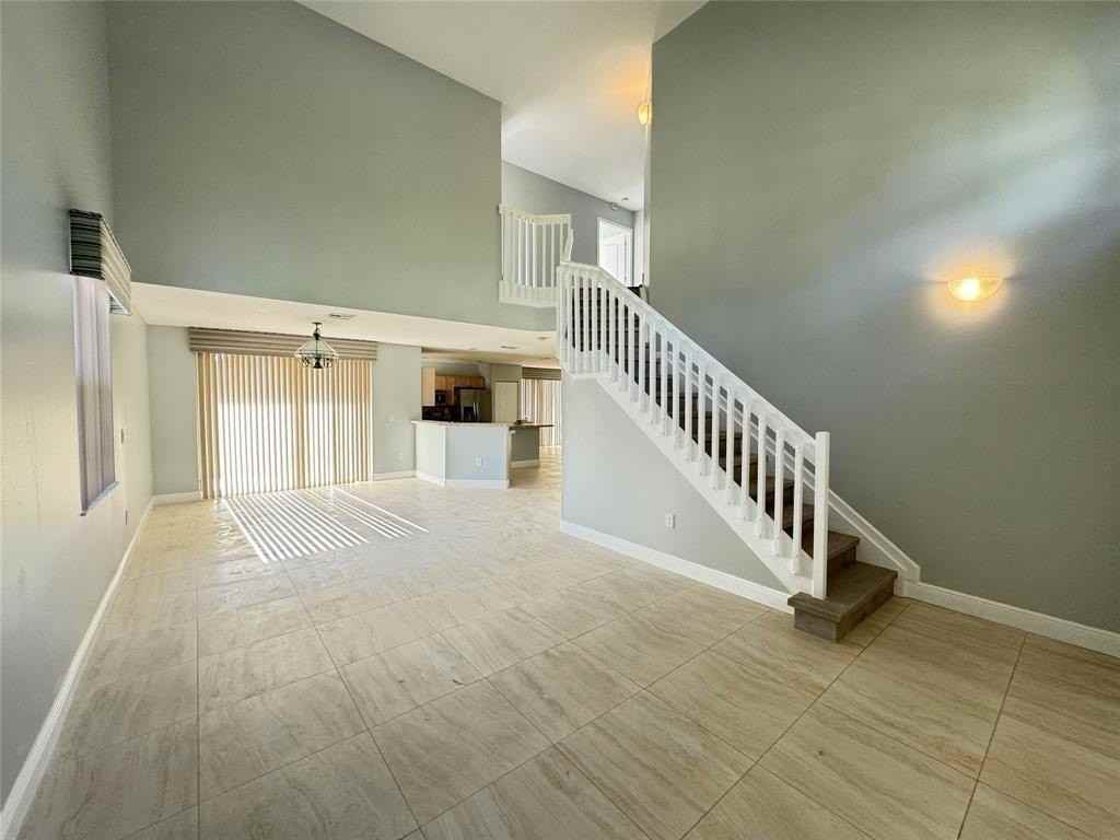 390 Nw 115th Way - Photo 2 of 19