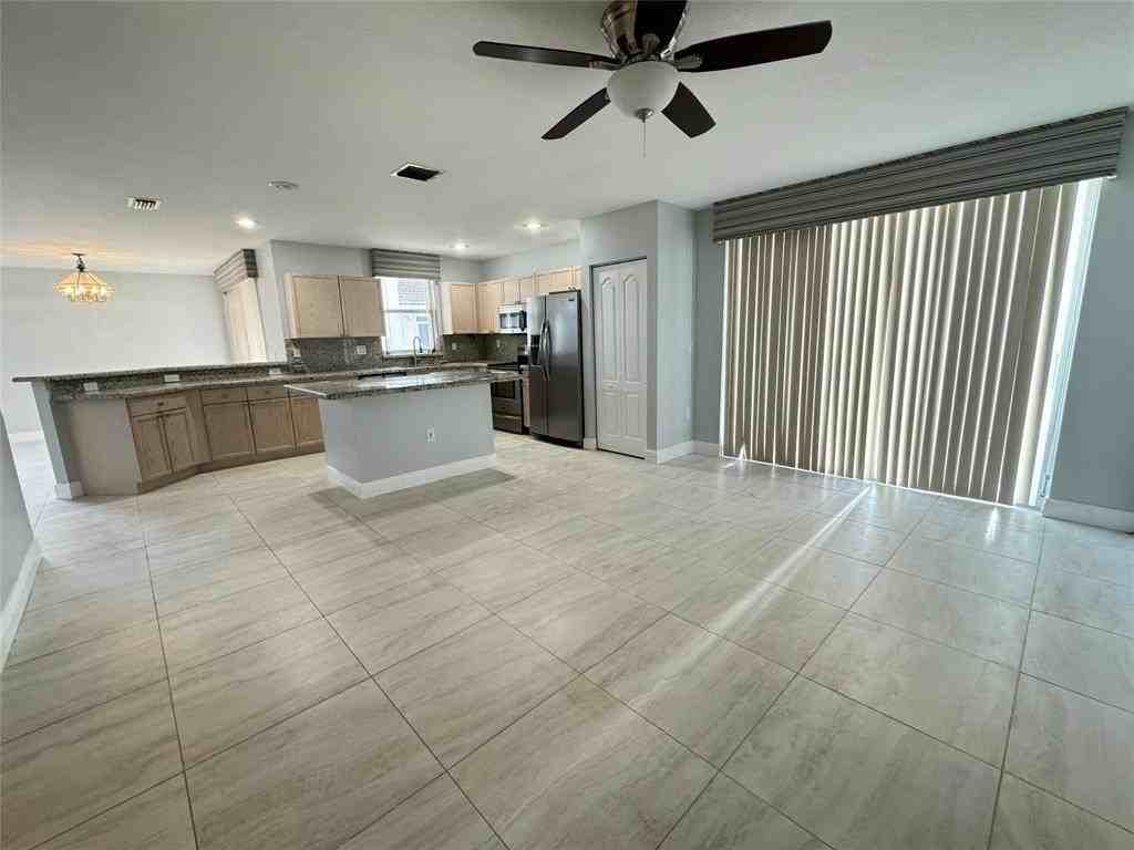 390 Nw 115th Way - Photo 4 of 19