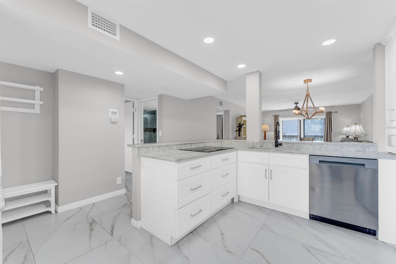 7192 Huntington Ln Apt 307 - Photo 4 of 50