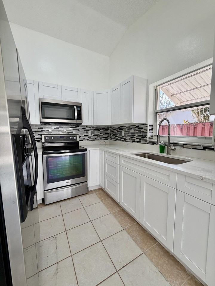 14142 Sw 149th Ct - Photo 5 of 17