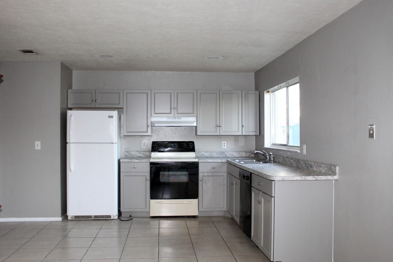 1618 Se Elkhart Ter - Photo 6 of 16