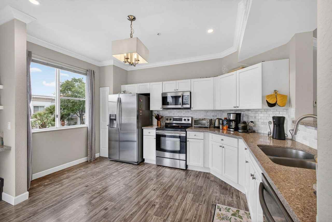 11028 Legacy Dr Apt 302 - Photo 3 of 27