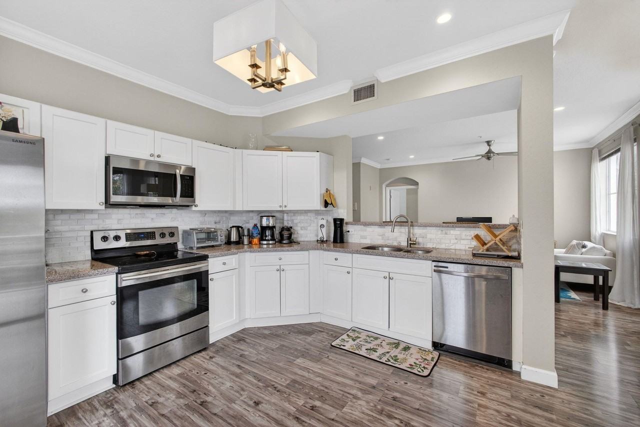 11028 Legacy Dr Apt 302 - Photo 4 of 27