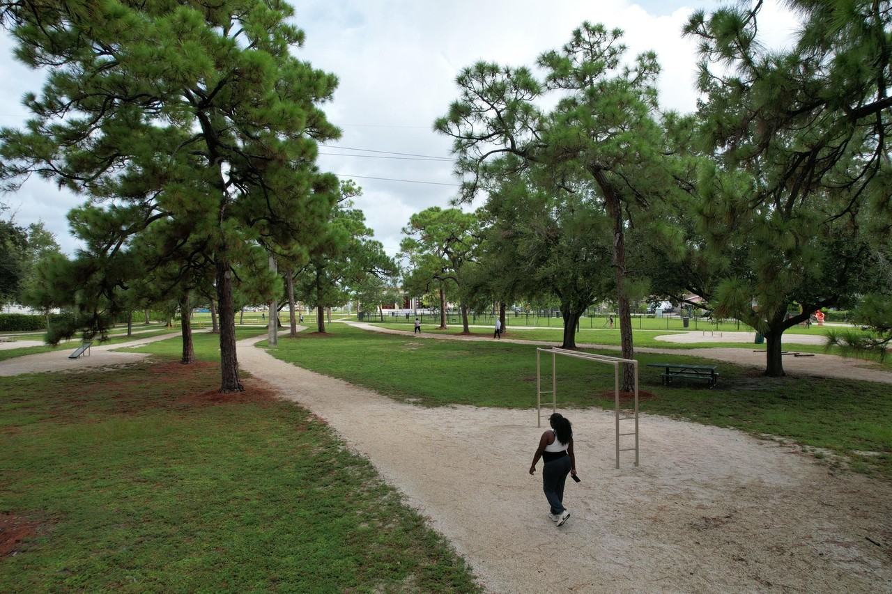 1056 Ne 34th Ct - Photo 6 of 9