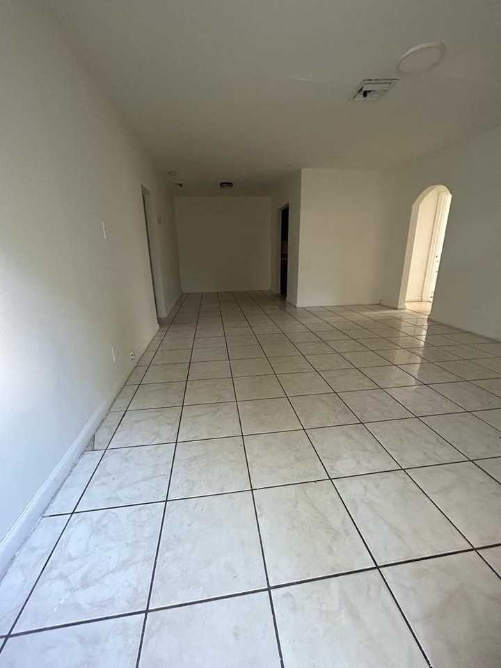 900 Nw 17th Ave Unit East - Photo 2 of 14