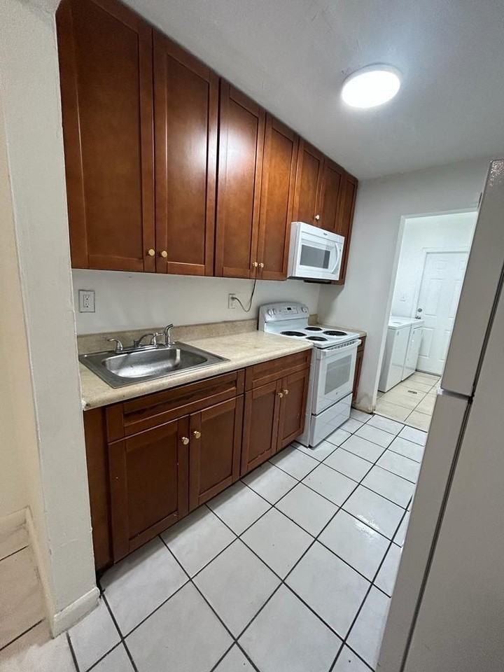 900 Nw 17th Ave Unit East - Photo 4 of 14