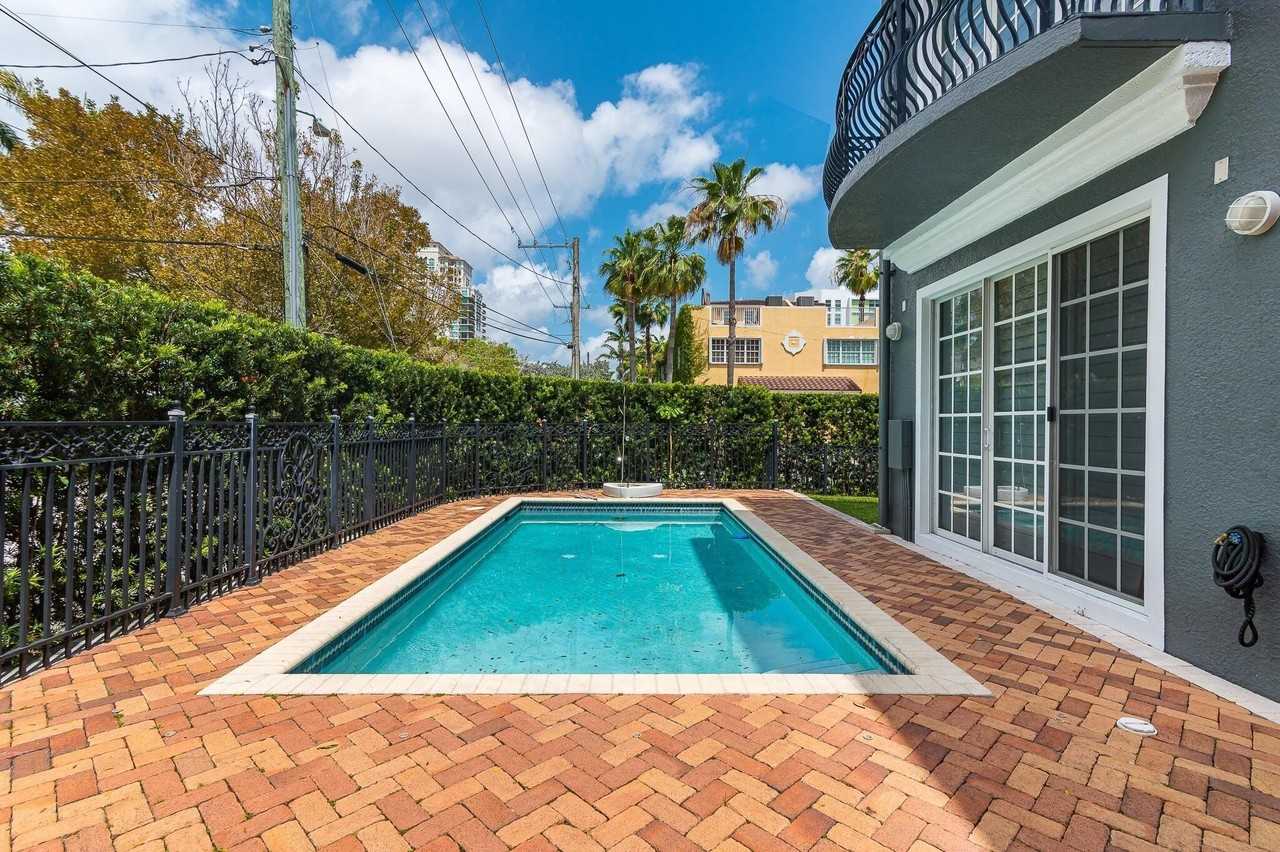 486 Sw 5th St - Photo 3 of 38