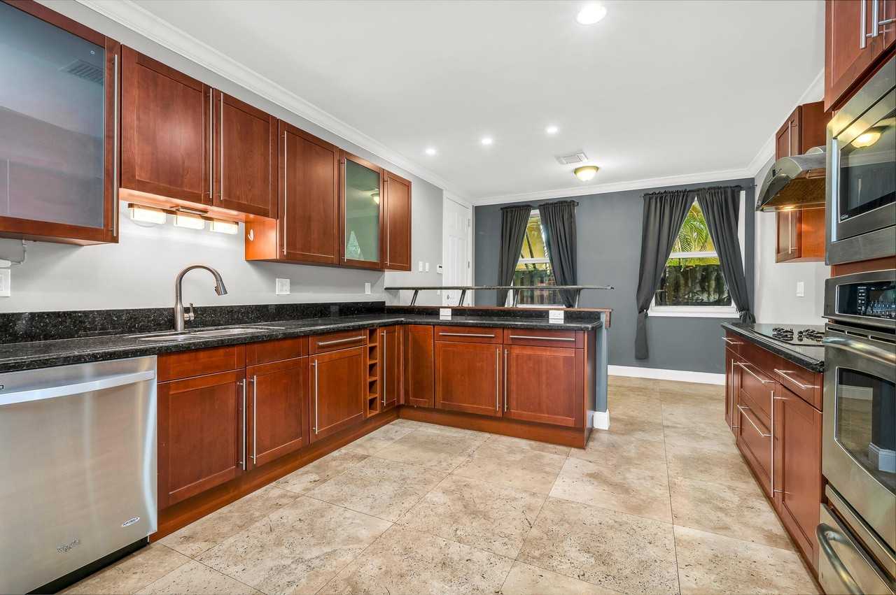 486 Sw 5th St - Photo 5 of 38