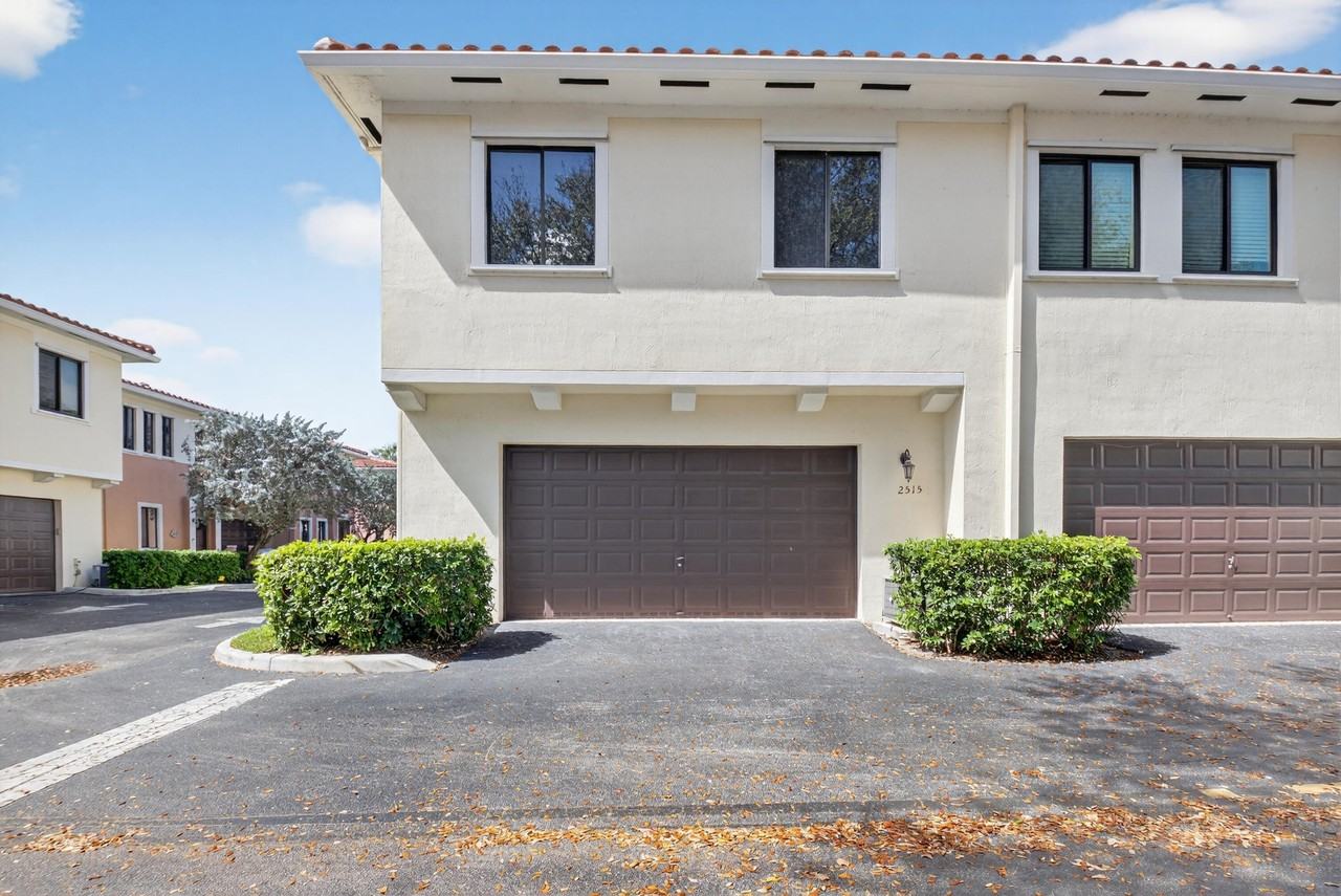 2515 Venetian Ct - Photo 2 of 32