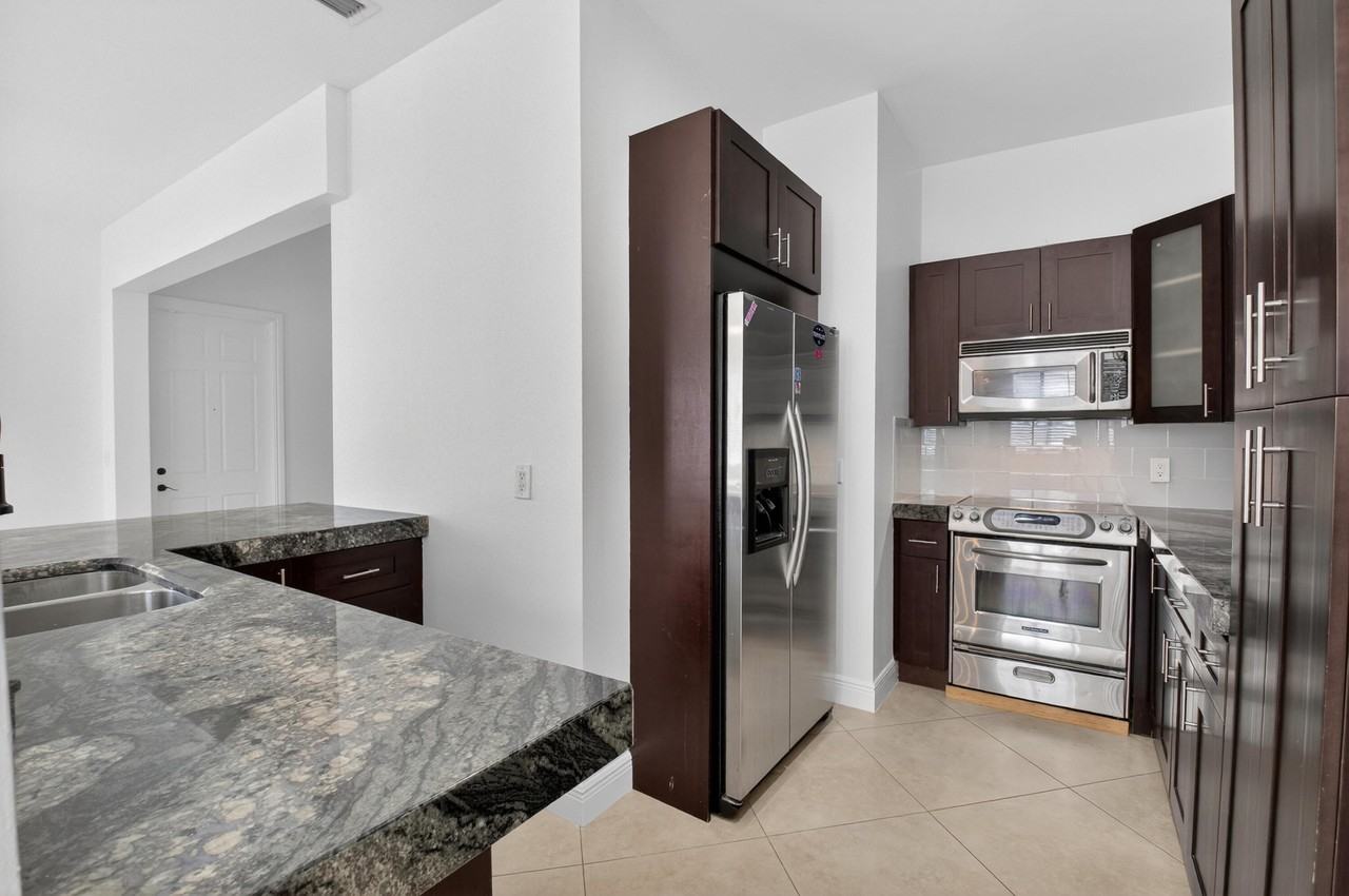 2515 Venetian Ct - Photo 3 of 32