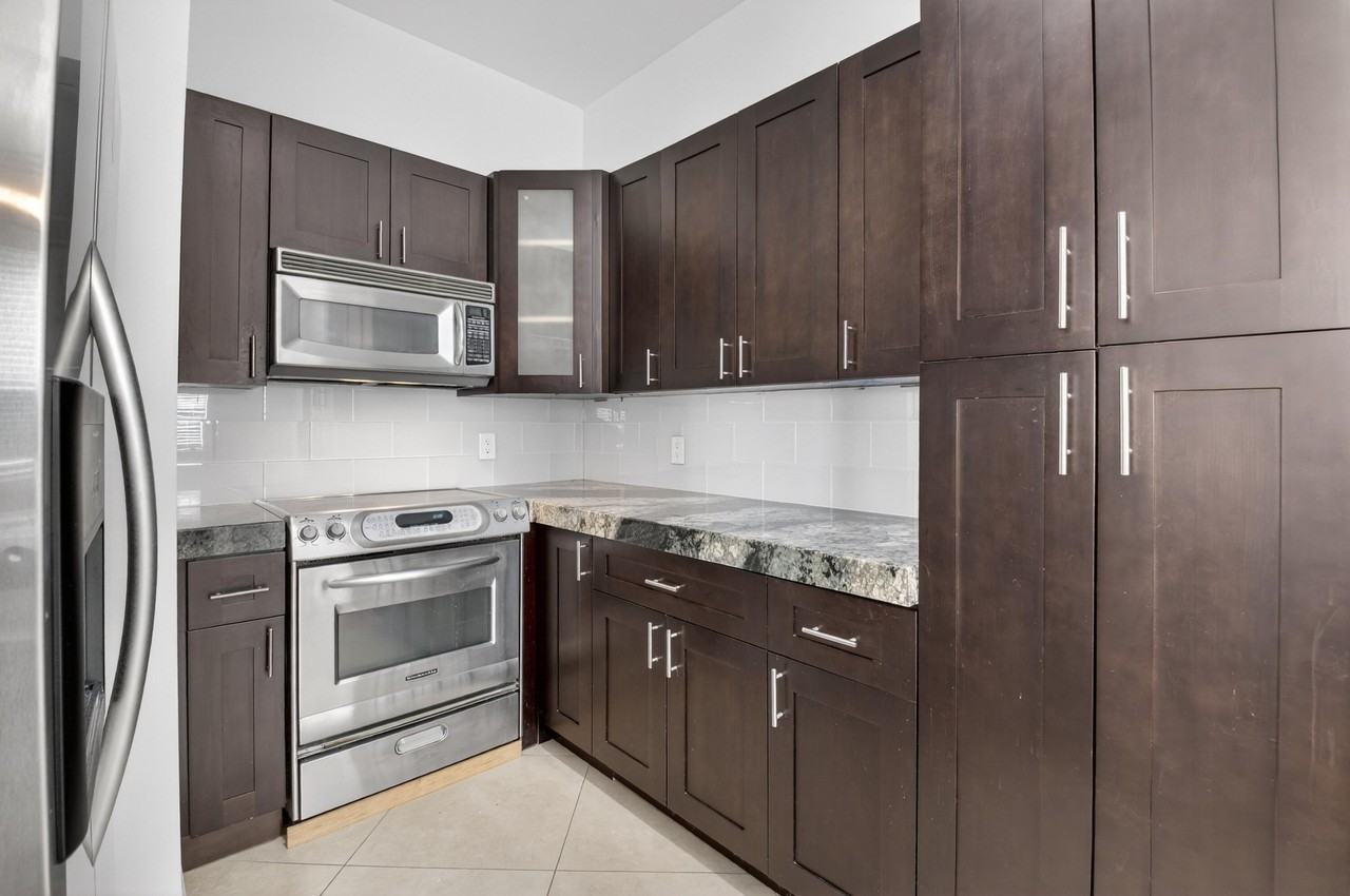 2515 Venetian Ct - Photo 5 of 32