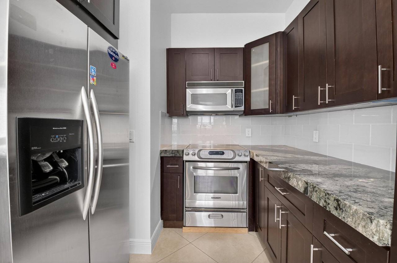 2515 Venetian Ct - Photo 6 of 32