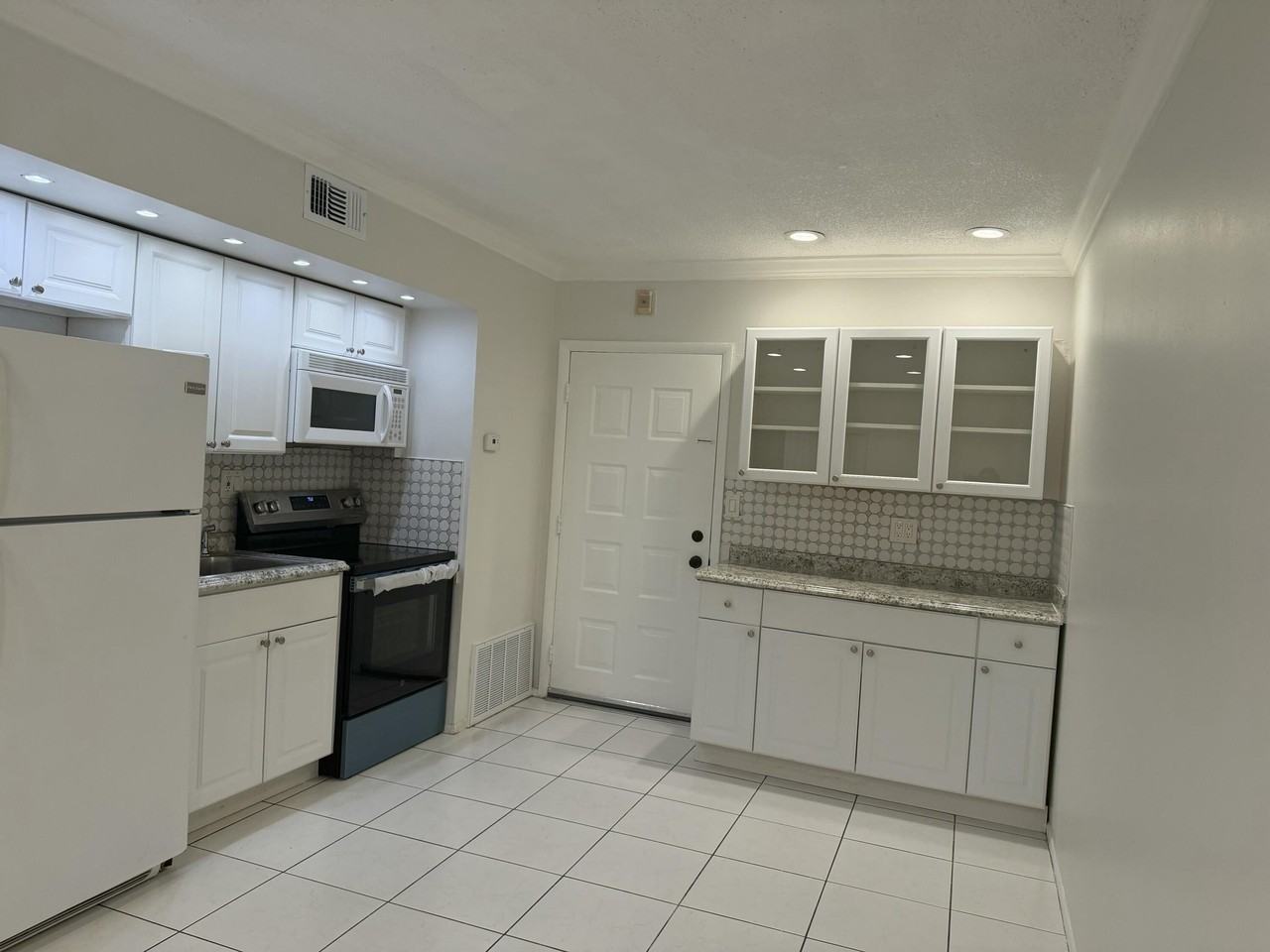 2700 Riverside Dr Apt 302-B - Photo 3 of 5