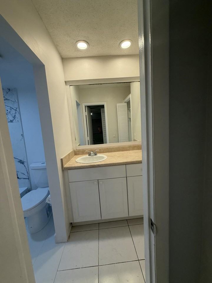 2700 Riverside Dr Apt 302-B - Photo 4 of 5