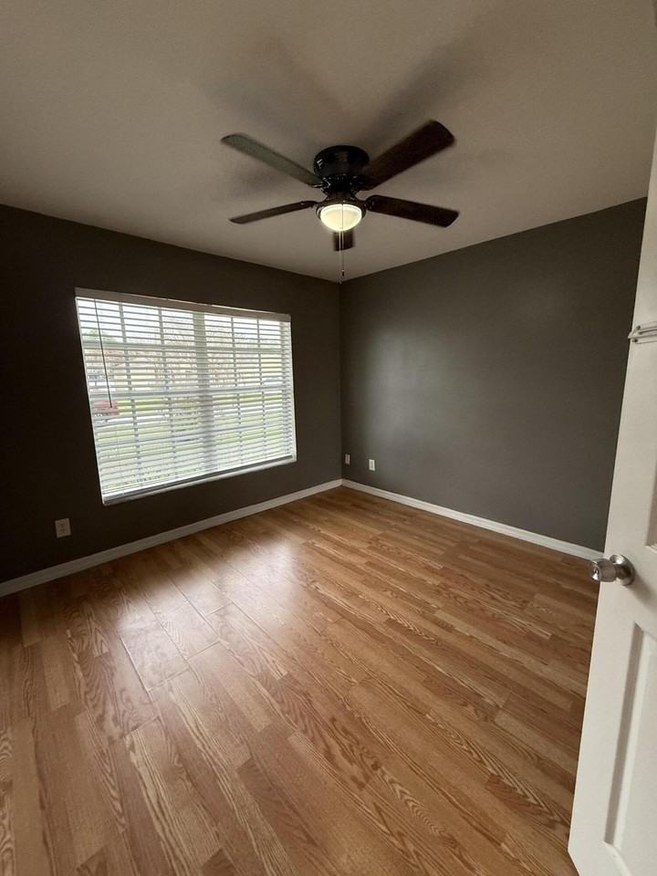 249 Ne Glentry Ave - Photo 3 of 16